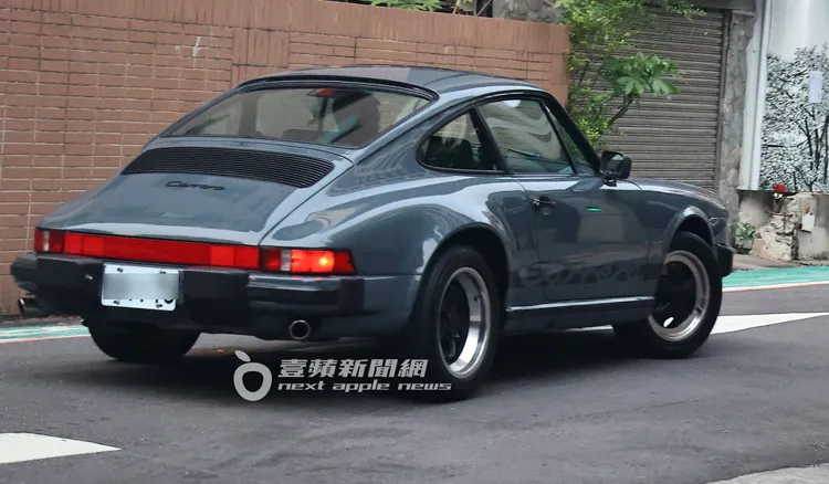 余文樂開著300萬的930世代保時捷911 Turbo回家。特勤中心攝