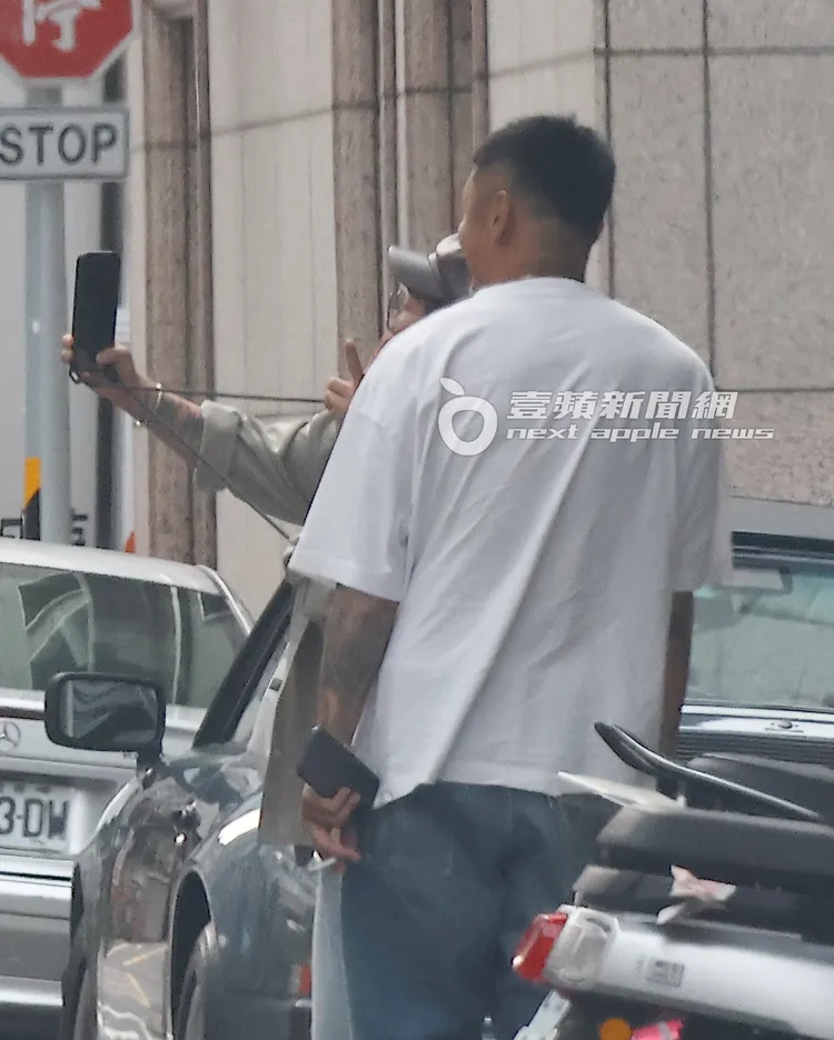 余文樂（右）放下香菸，大方和女粉絲一起自拍。特勤中心攝