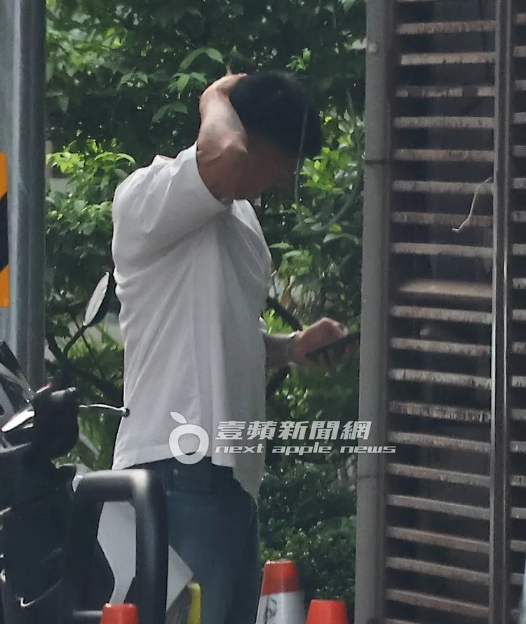 曾罹患過恐慌症的余文樂，邊看手機邊抓頭，一副若有所思的樣子。特勤中心攝