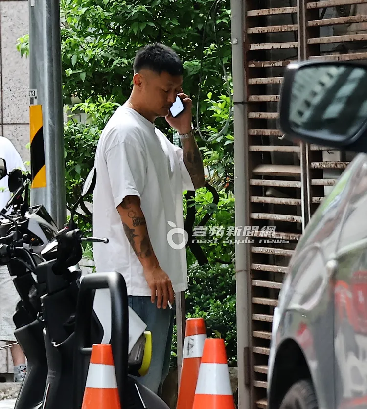 余文樂轉身後，繼續在路邊抽菸邊聽手機語音。《壹蘋》貼心提醒您吸菸有害健康。特勤中心攝