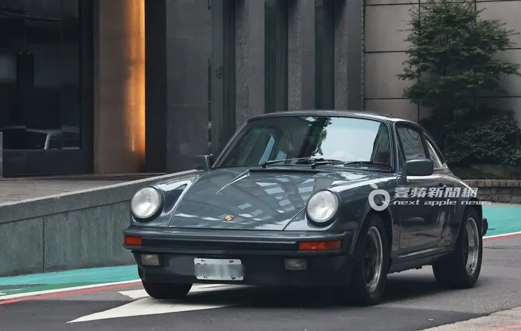 泊車人員將余文樂的保時捷開到另一家分店門口停放。特勤中心攝