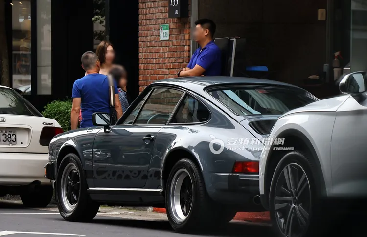 余文樂價值300萬的保時捷愛車911 Turbo就停在橘色涮涮鍋門口。特勤中心攝