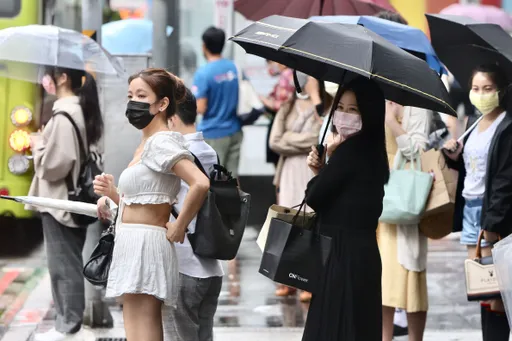 明天北部、東部有雨　菲律賓海面恐生成颱風