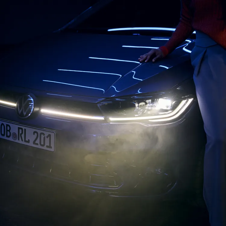 Polo 230 TSI Tech以上車型標配水箱護罩連貫式LED定位燈及LED Matrix矩陣式頭燈。原廠照片