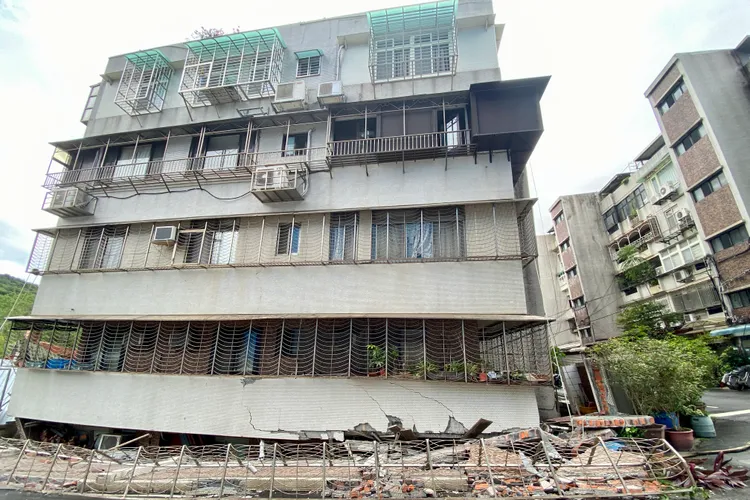 民宅塌陷怵目驚心。彭欣偉攝