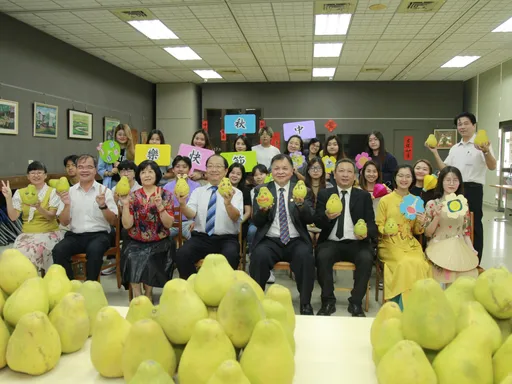 500顆麻豆文旦祝賀教師歡慶中秋 這所大學外籍生直呼好特別