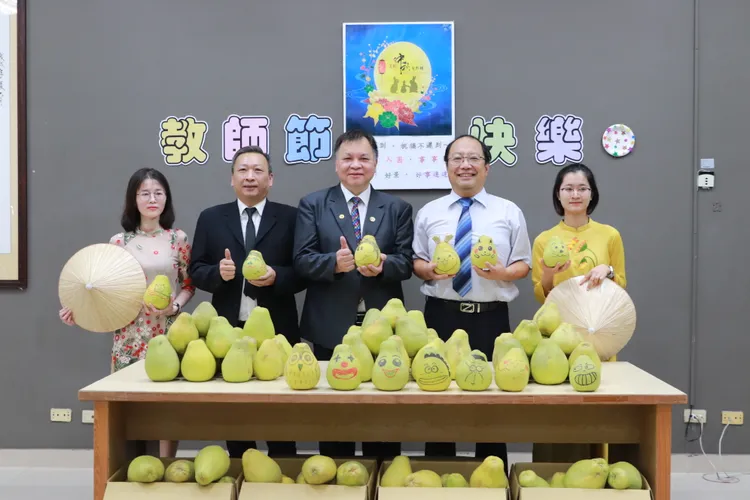 南市驗光生公會理事長吳浩銘送來滿滿文旦，外籍生直說特別。校方提供