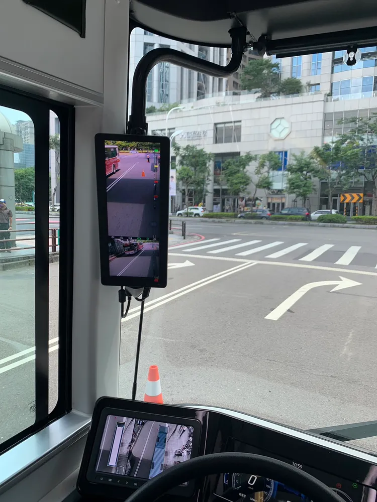 Model T電動公車設置環景影像、內輪差警示等輔助設備，同時改採電子後視鏡，安全大大升級。交通局提供