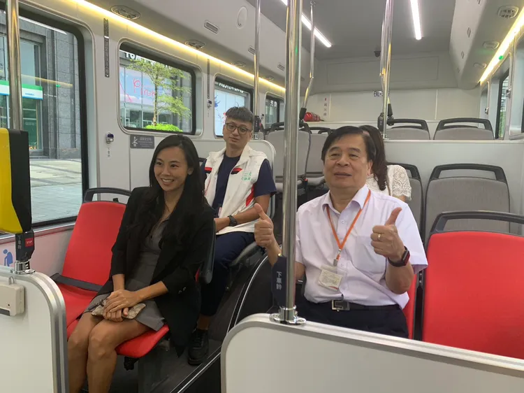 電動公車安靜又舒適。交通局提供