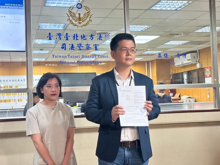 法務局局長連堂凱今晚至台北地院遞狀聲請假扣押。北市府提供