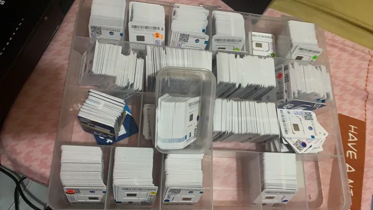 檢警查扣電信門號卡。翻攝照片