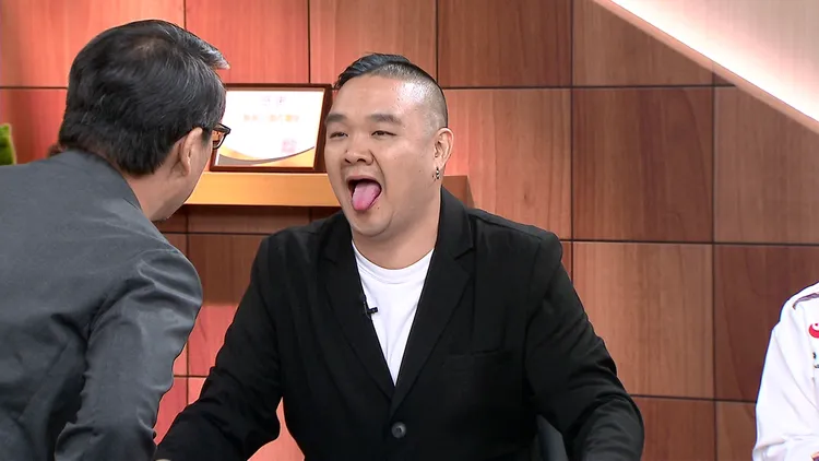 中醫師透過舌診看出林道遠身體屬於痰濕體質，要注意身體血脂。年代提供