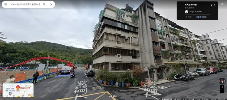 塌陷事發前的民宅大樓，就在工地旁。翻攝自GoogleMap