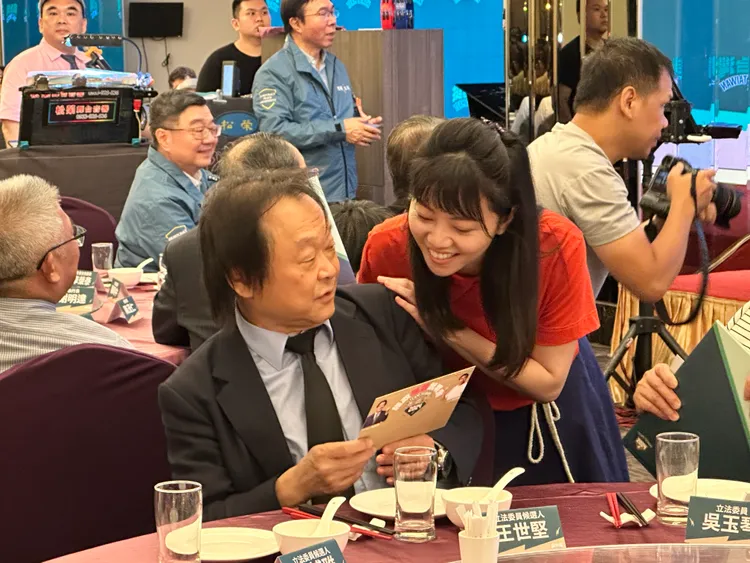 高嘉瑜主動找王世堅攀談，展現兩人好交情。潘袁詩羽攝