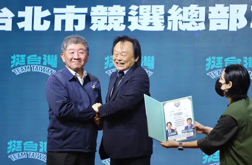 尷尬!王世堅、何志偉如前任相見 同桌7分鐘「零互動」