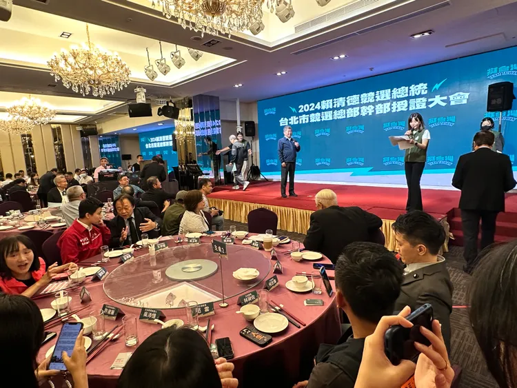 何志偉與王世堅同桌對坐，卻相看無語。潘袁詩羽攝