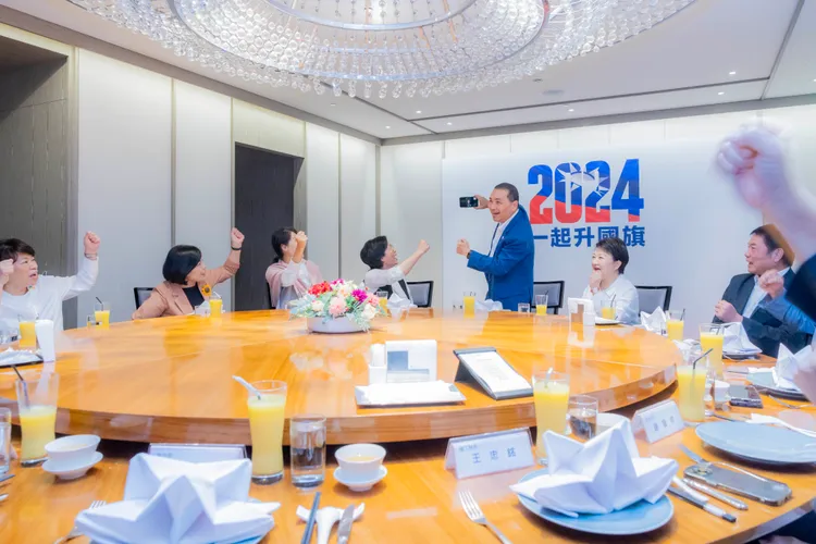 藍營各縣市首長晚間在凱薩飯店餐敘。翻攝畫面