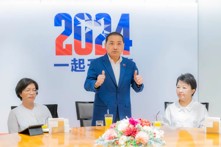 眾人相約國慶日昇起青天白日滿地紅國旗。翻攝畫面