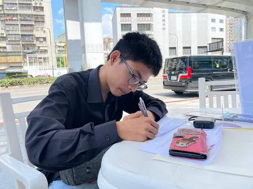 男大生長期關注郭台銘！夜市頻撲空凍未條　今寫親筆信「我很不捨」