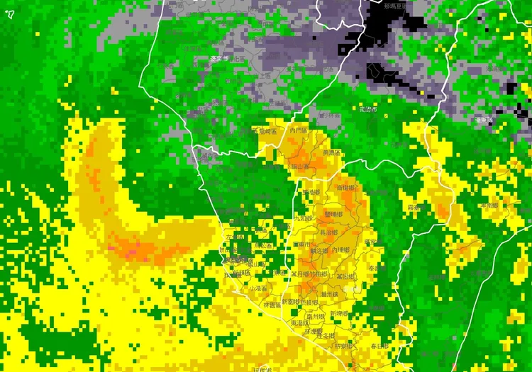 粉專指出，從雷達觀測中可以看到一個很像「擲筊」環流形狀在逆時針旋轉，那就是海葵的核心。取自「台灣颱風論壇｜天氣特急」