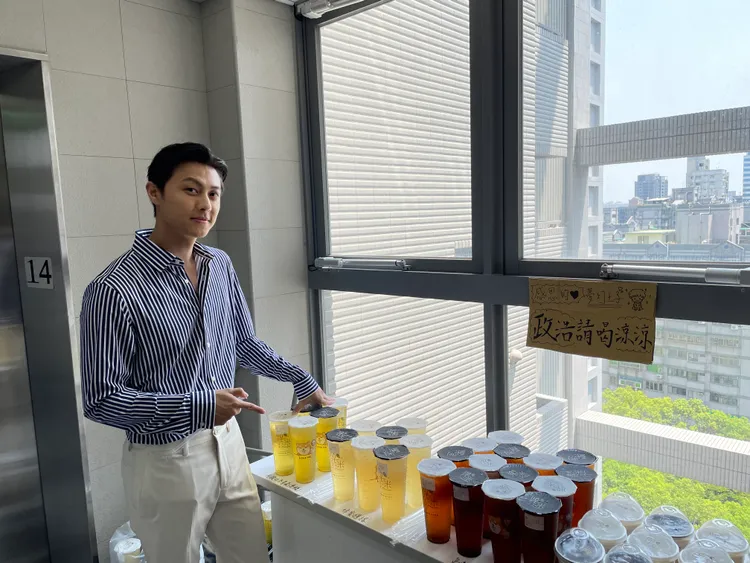 邱勝翊於《沒有你依然燦爛》幫劇組人員暖心加菜。喜鵲娛樂提供