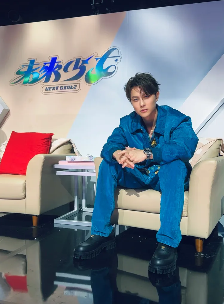 邱勝翊於《未來少女》擔任「未來導師」。喜鵲娛樂提供