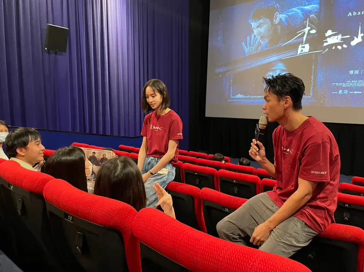 張鈞甯近距離和粉絲互動。華映提供