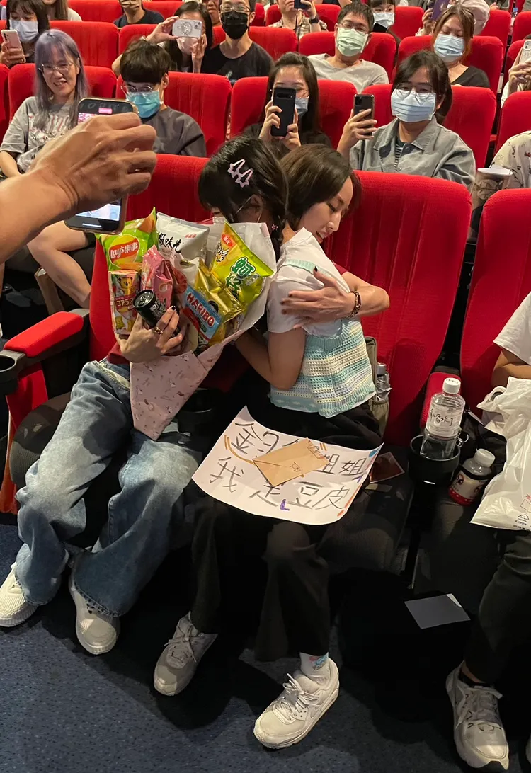 張鈞甯給粉絲大大擁抱。華映提供