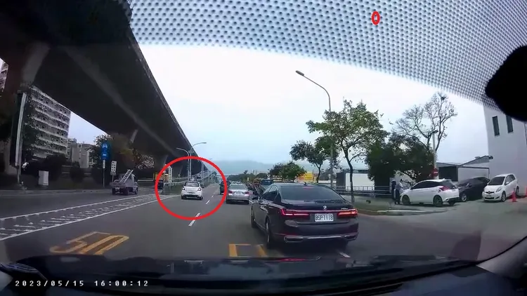 謝姓員警發現陳男停在內側車道，對他按了一聲喇叭示警，遭陳男亮槍恐嚇。民眾提供