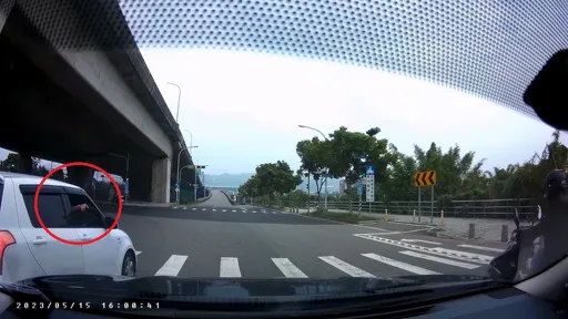 男不滿被按喇叭開車窗亮假槍　糗大了！對方竟是警察