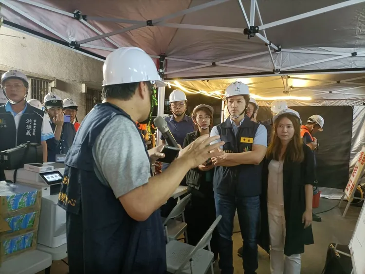 高嘉瑜直指北市府應查明誰在包庇基泰建設。圖為台北市長蔣萬安昨晚(9/7)11點趕赴大直街94巷現場勘災。北市府提供