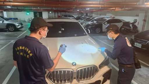 畫面曝光！BMW遭攔挨10多槍慘如蜂窩　駕駛手臂中彈負傷逃命