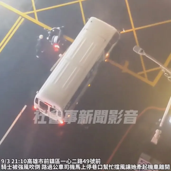 女騎士撿拾完物品後，折返走回到機車旁。翻攝自「社會事影音新聞」