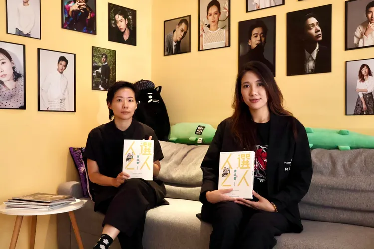 她倆懷中的劇本書即將出版。彭欣偉攝