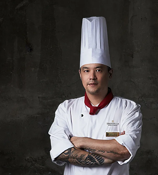 屢獲國內外西點賽事肯定的主廚許煜新，更是飯店邀請國際頂尖甜點大師來台客座過程重要推手，包括法國最高殊榮MOF巧克力工藝大師Frederic Hawecker、日本甜點戰神和泉光一等。業者提供