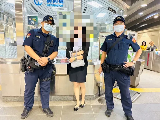 粗心OL攜26萬搭捷運竟整袋掉了 清潔婦拾金不昧交警返還