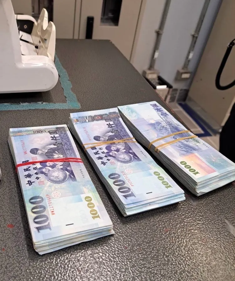 捷運車廂清潔婦發現整帶26萬元三綑現金不為所動，交回控制中心處理。翻攝畫面