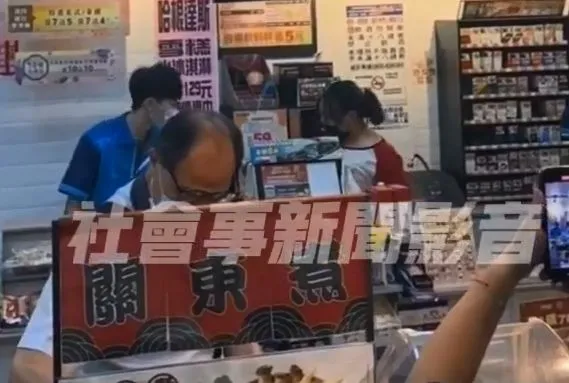 王女朝店員踹了一腳。翻攝「社會事新聞影音」