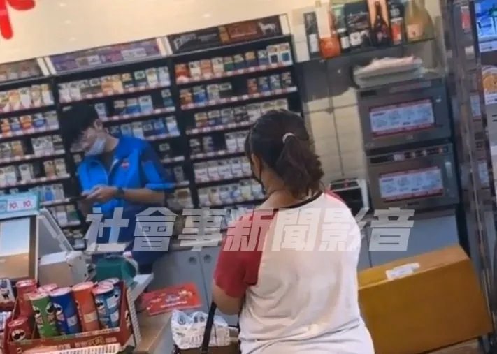 王女原本站在櫃檯前飆罵店員。翻攝「社會事新聞影音」