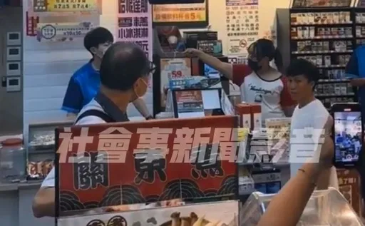 台中女不滿曠職遭解雇　衝超商飆罵前同事！還出腳踹人
