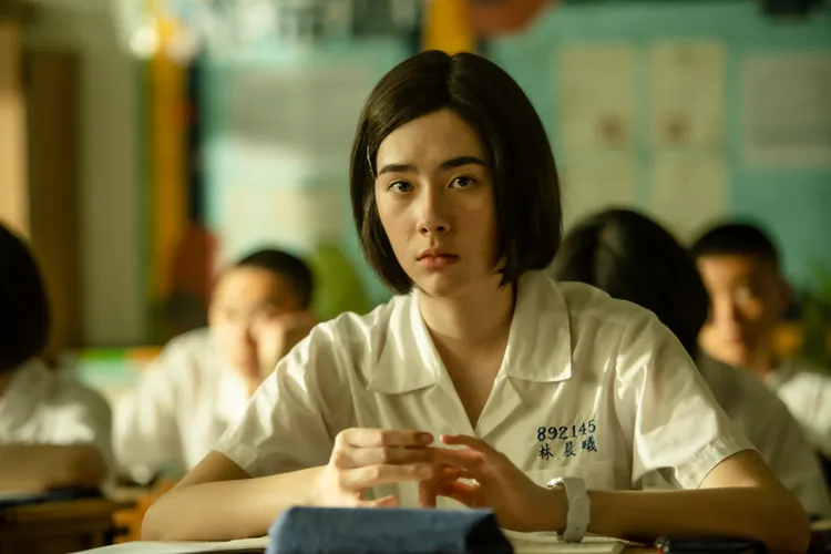 林奕嵐在《她和她的她》飾演女主角許瑋甯的學生時期，入圍今年金鐘獎迷你劇集最具潛力新人獎肯定。 八大提供