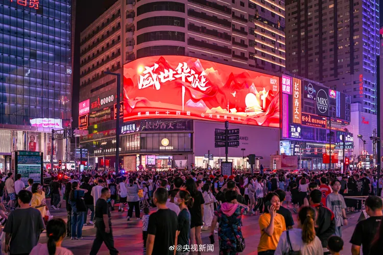 中國景區擠滿人潮。央視