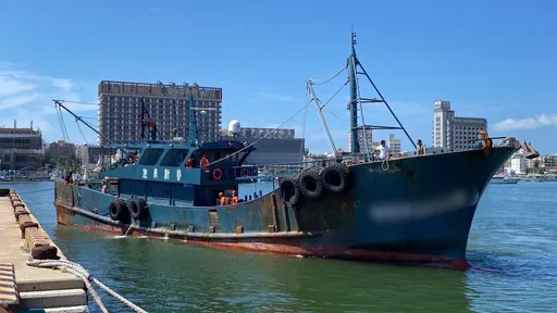 中國漁船犯我水域捕魚3000公斤 海巡強制登船押9船員回馬公港
