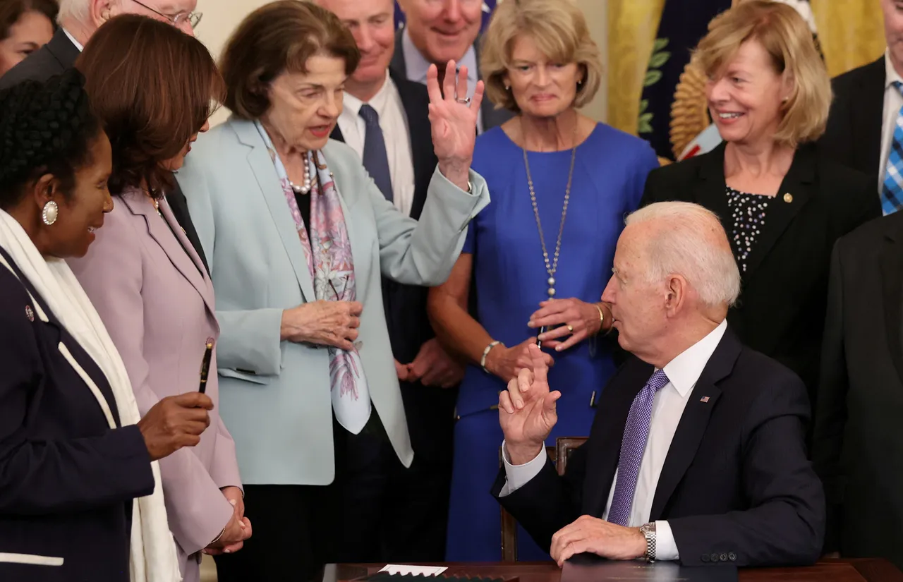 拜登2021年在國會簽署法案，范士丹等議員在旁觀看。路透社