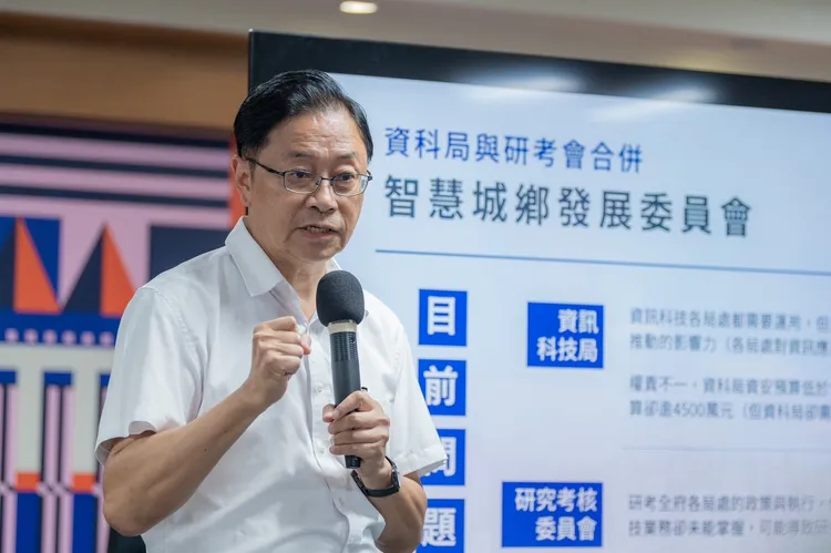 張善政說明資科局和研考會合併。桃園市府提供
