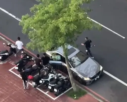 桃园男这原因率棒球队砸车 搞乌龙认错车!警逮6青少年送办