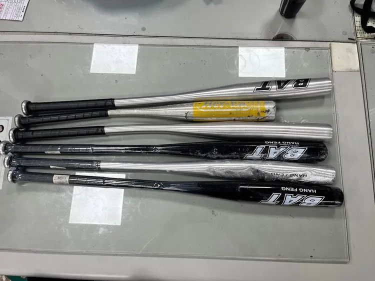 警方起出作案用的球棒。平鎮警分局提供