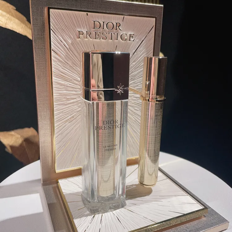 Dior精萃再生玫瑰源萃，30ml／2萬3400元、補充瓶30ml／2萬1000元。張家玲攝