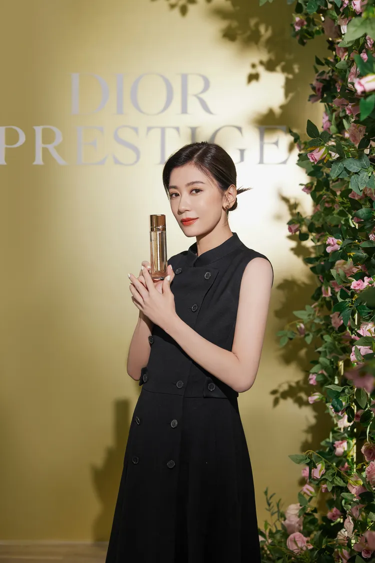 賈靜雯透露自己是Dior精萃再生系列的「空瓶富翁」。品牌題供