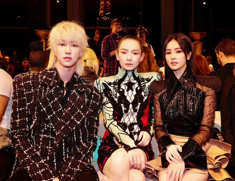 THE 8（左起）、戚薇、白鹿在BALMAIN巴黎時裝秀同框。品牌提供